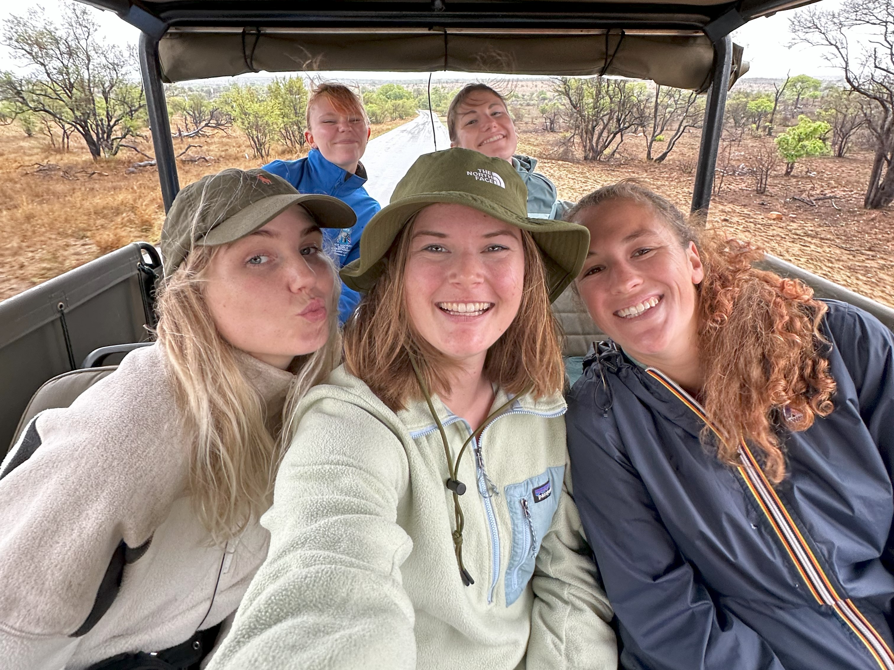 Reizigers op safari tijdens hun KILROY-reis