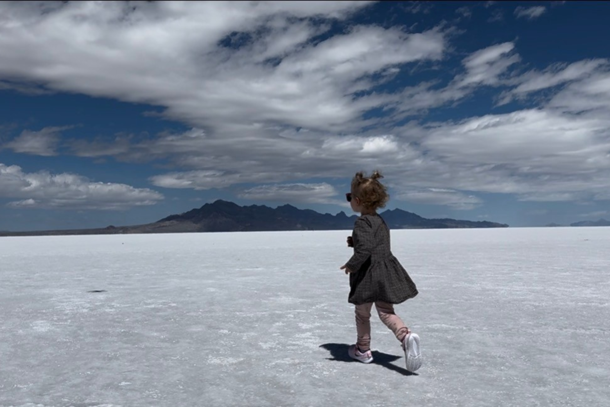 Lille pige i saltørken i USA.