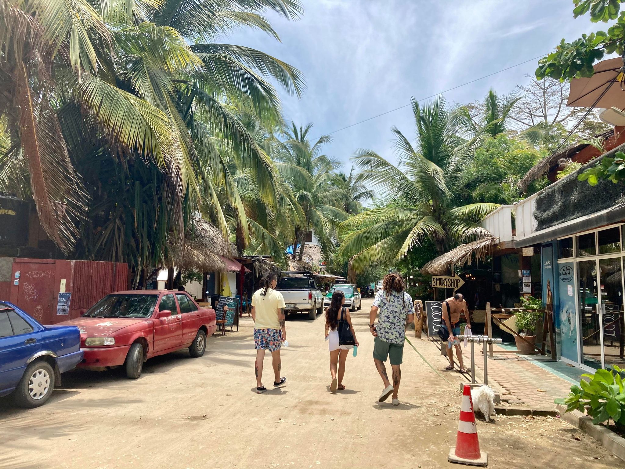 Toeristen lopen op straat in La Punta