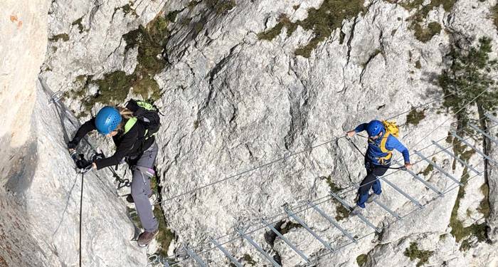 To personer klatrer Via Ferrata 