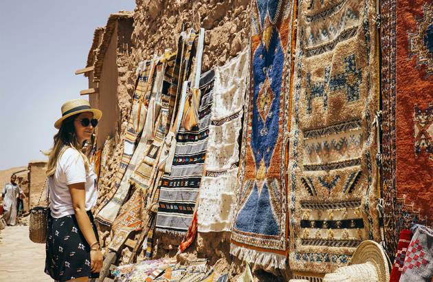 en pige kigger på tæpper på en studietur til Marrakech