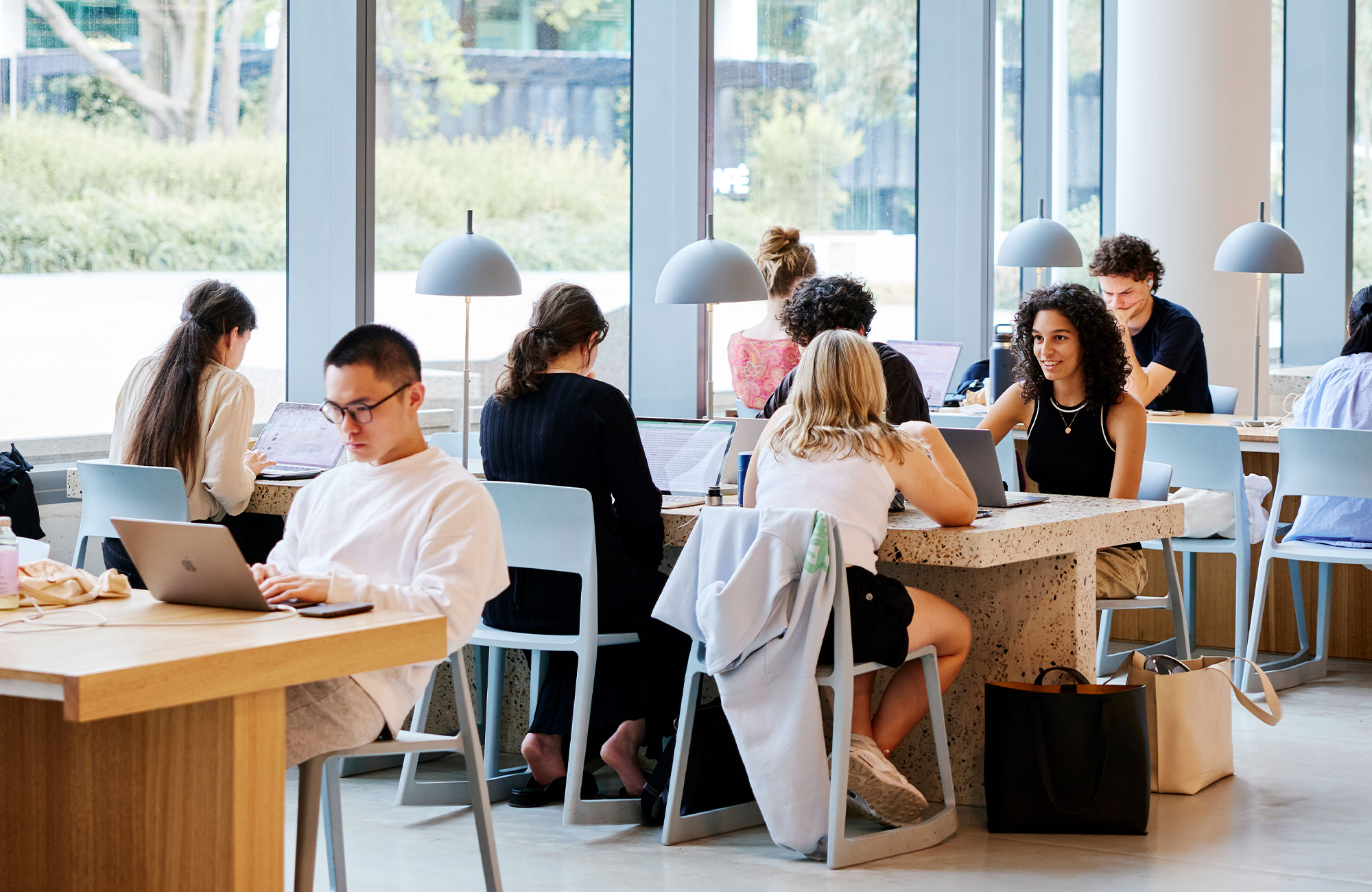 studerende sidder på et universitet