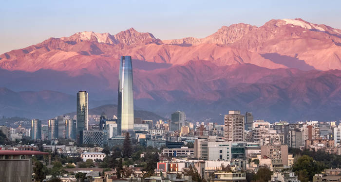 Costanera skyskraberen foran Andesbjergene i Santiago de Chile