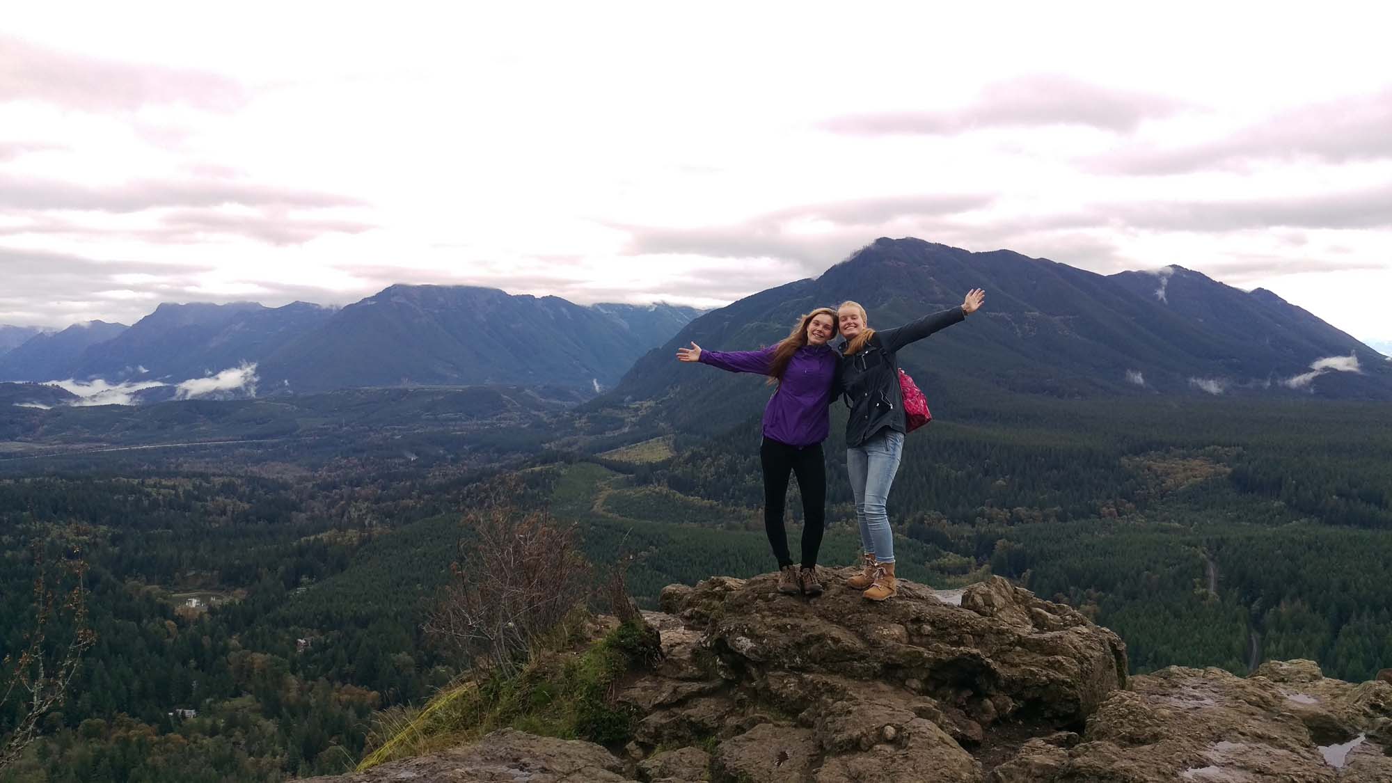 to piger på vandretur mens de går på college i usa