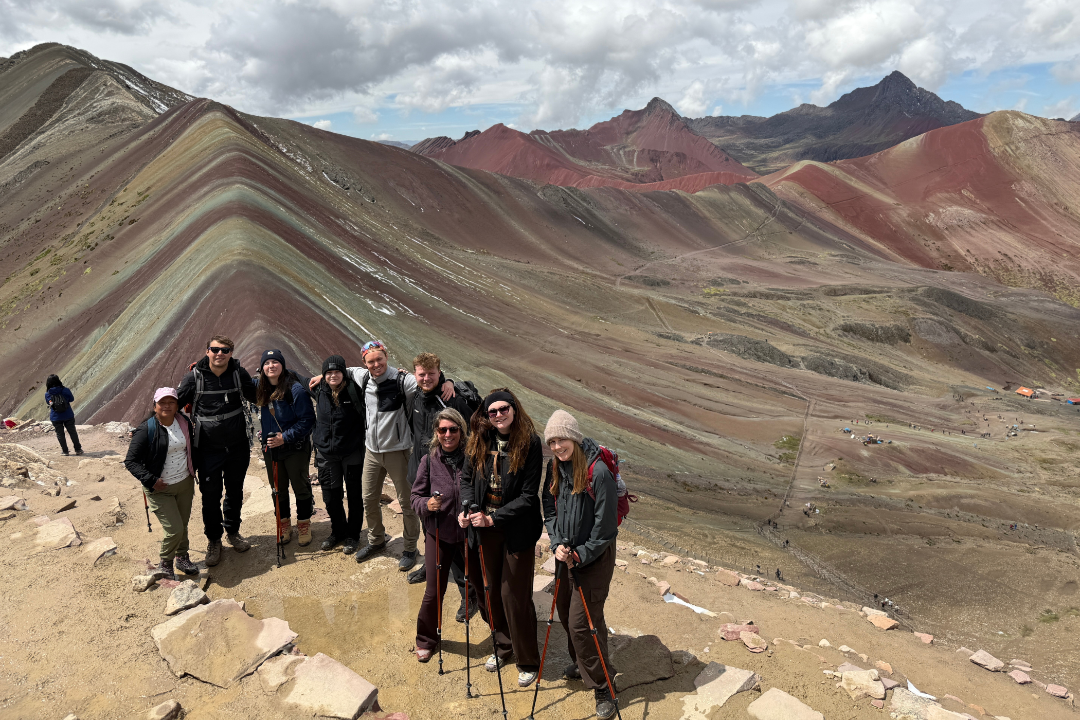 En gruppe rejsende ved Rainbow Mountains i Peru