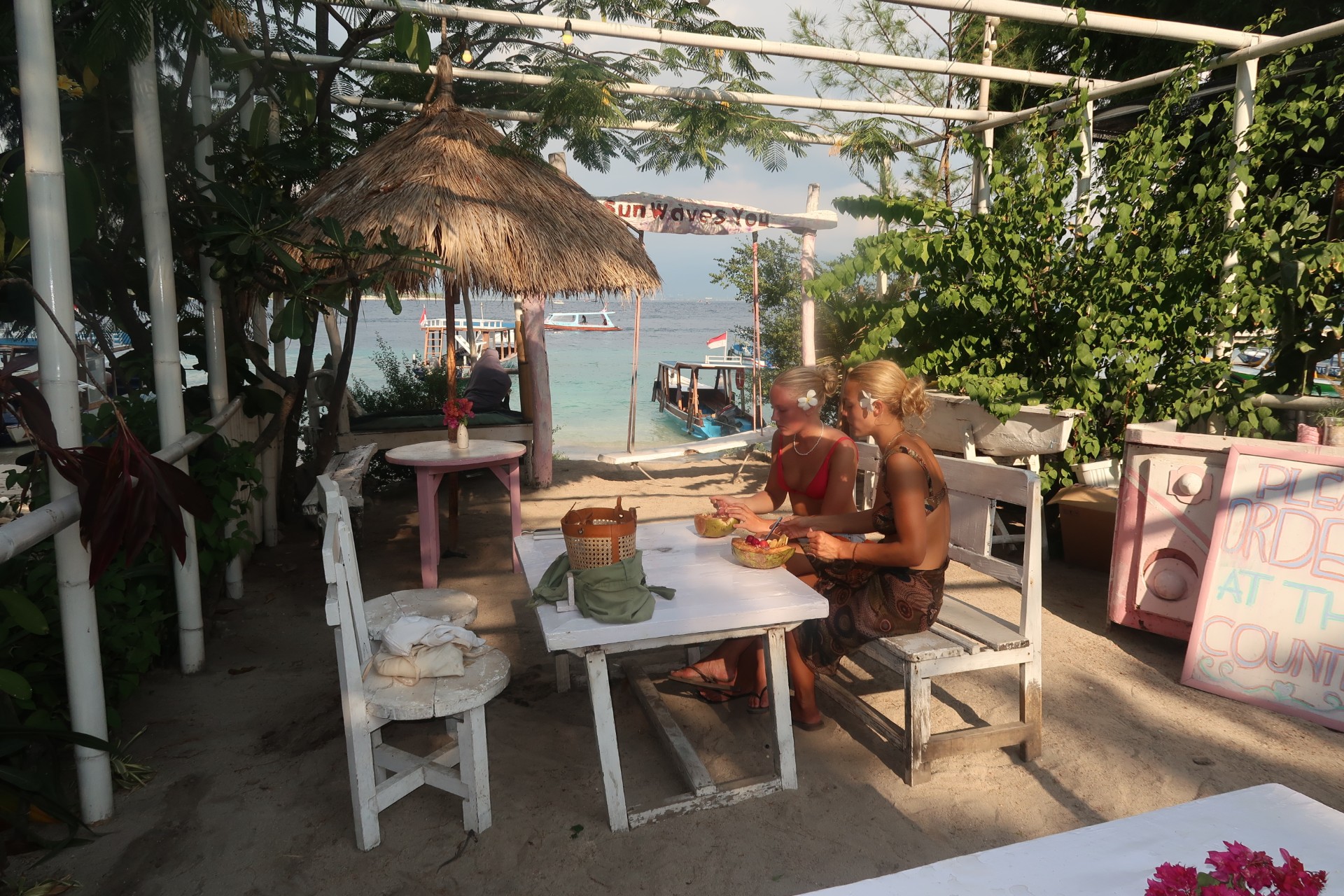 To unge kvindelige backpackere på Bali