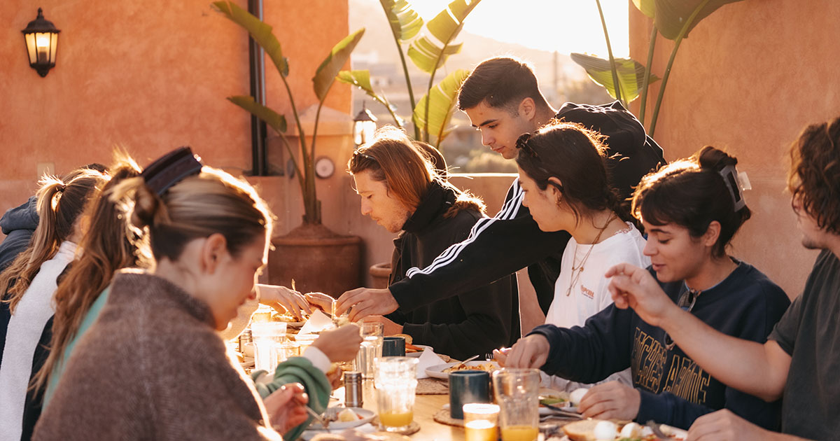 Rejsende sidder og spiser på dykkercamp i Marokko