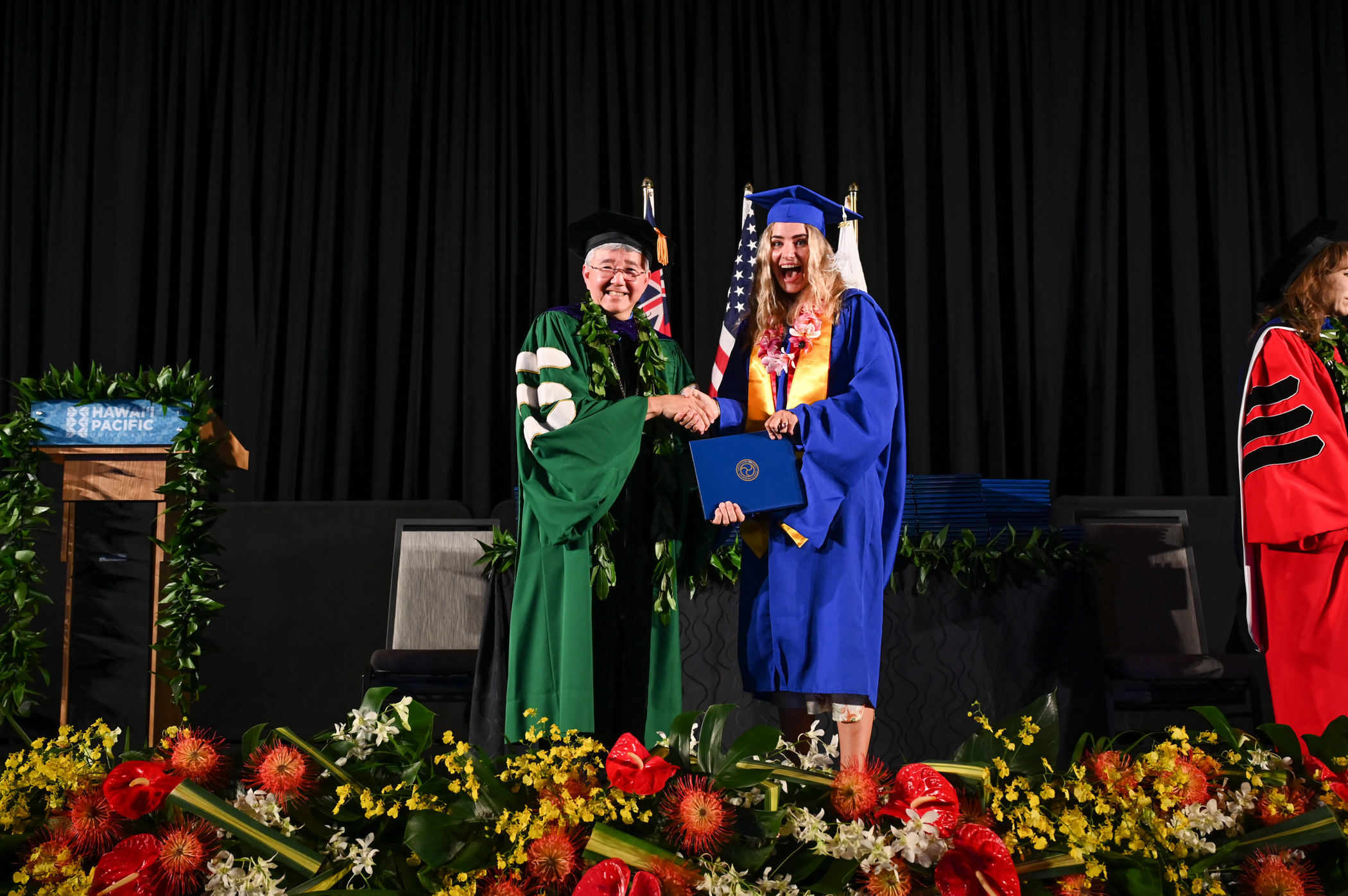 unge skateboardere og studerende i californien under den blå himmel og palmerne