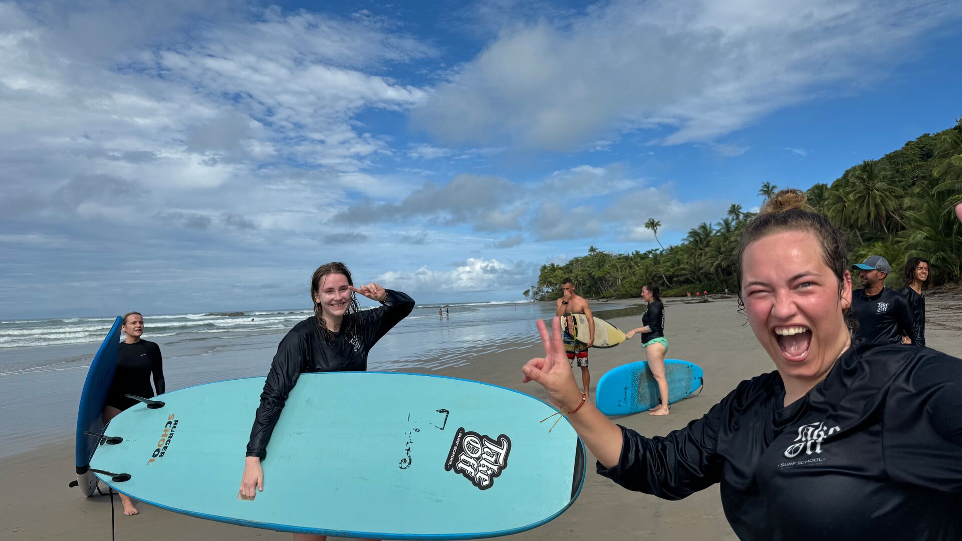 to study abroad studerende i udlandet ved en smuk solopgang og armene i vejret