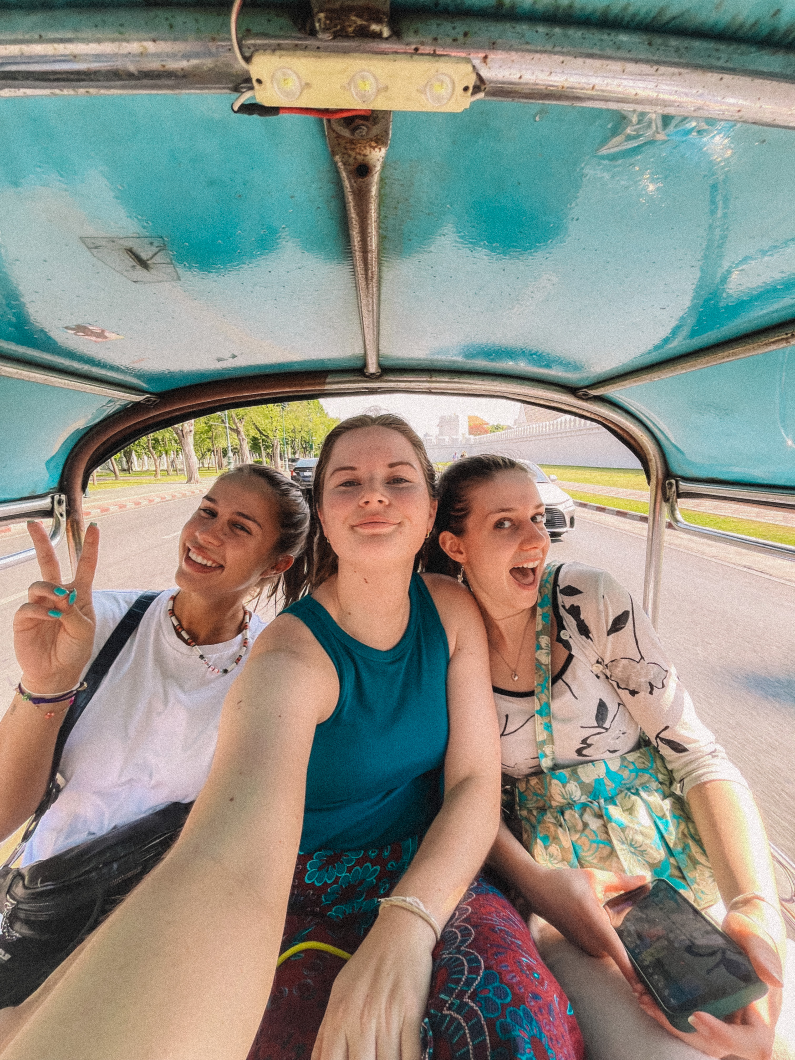 Meisjes maken een selfie op een tuktuk in Bangkok