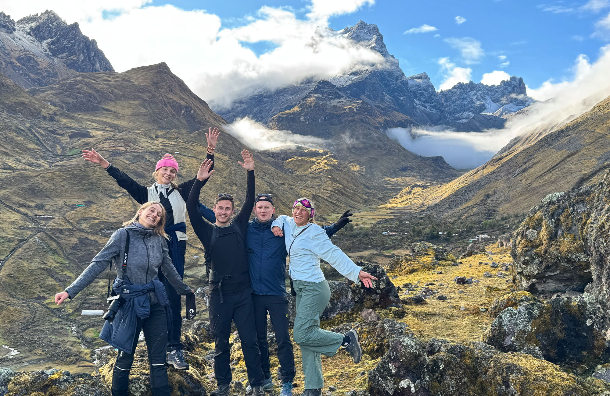 Gruppe af rejsende på trek i Peru. 