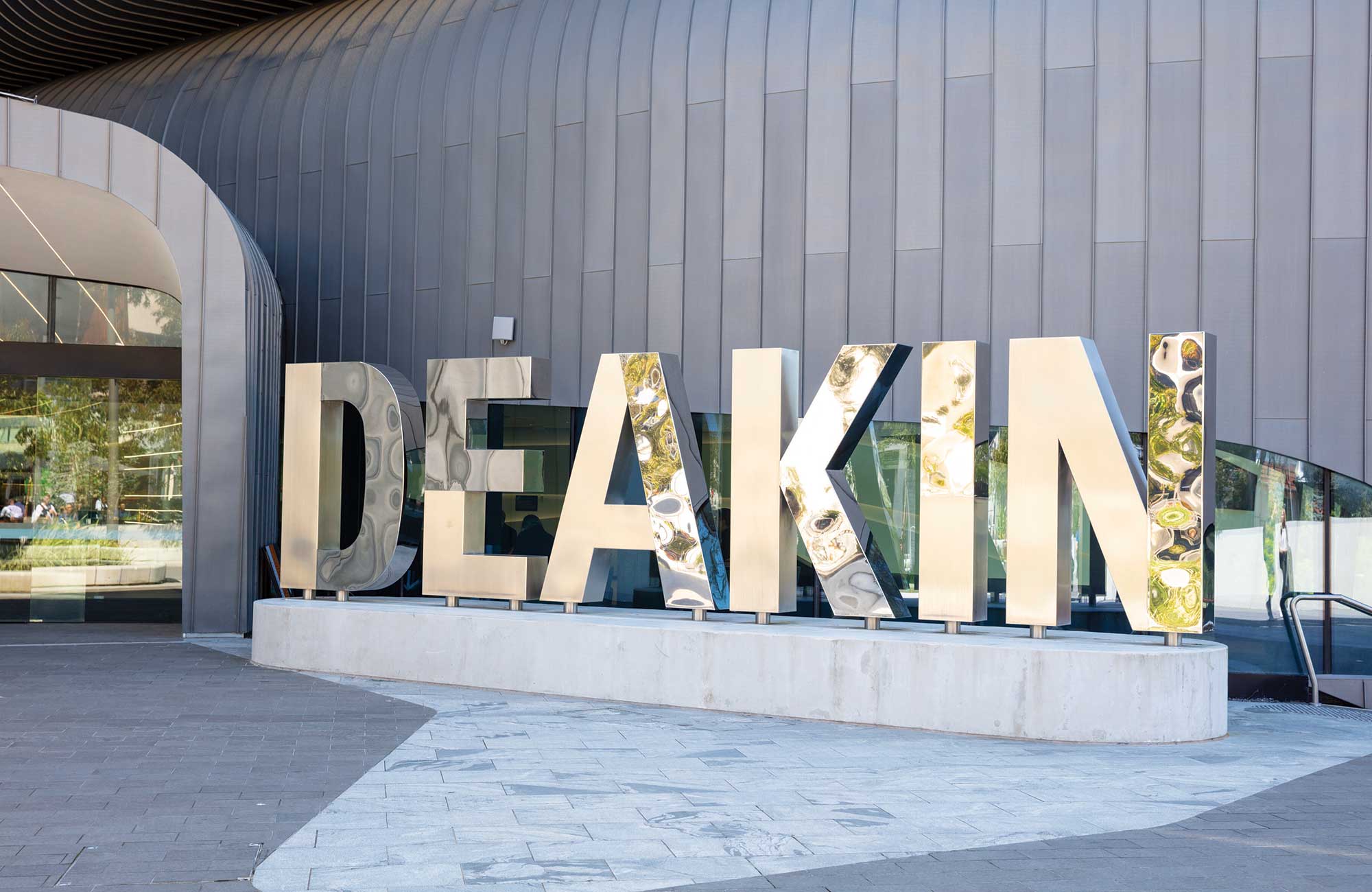 Skilt på forsiden af Deakin University