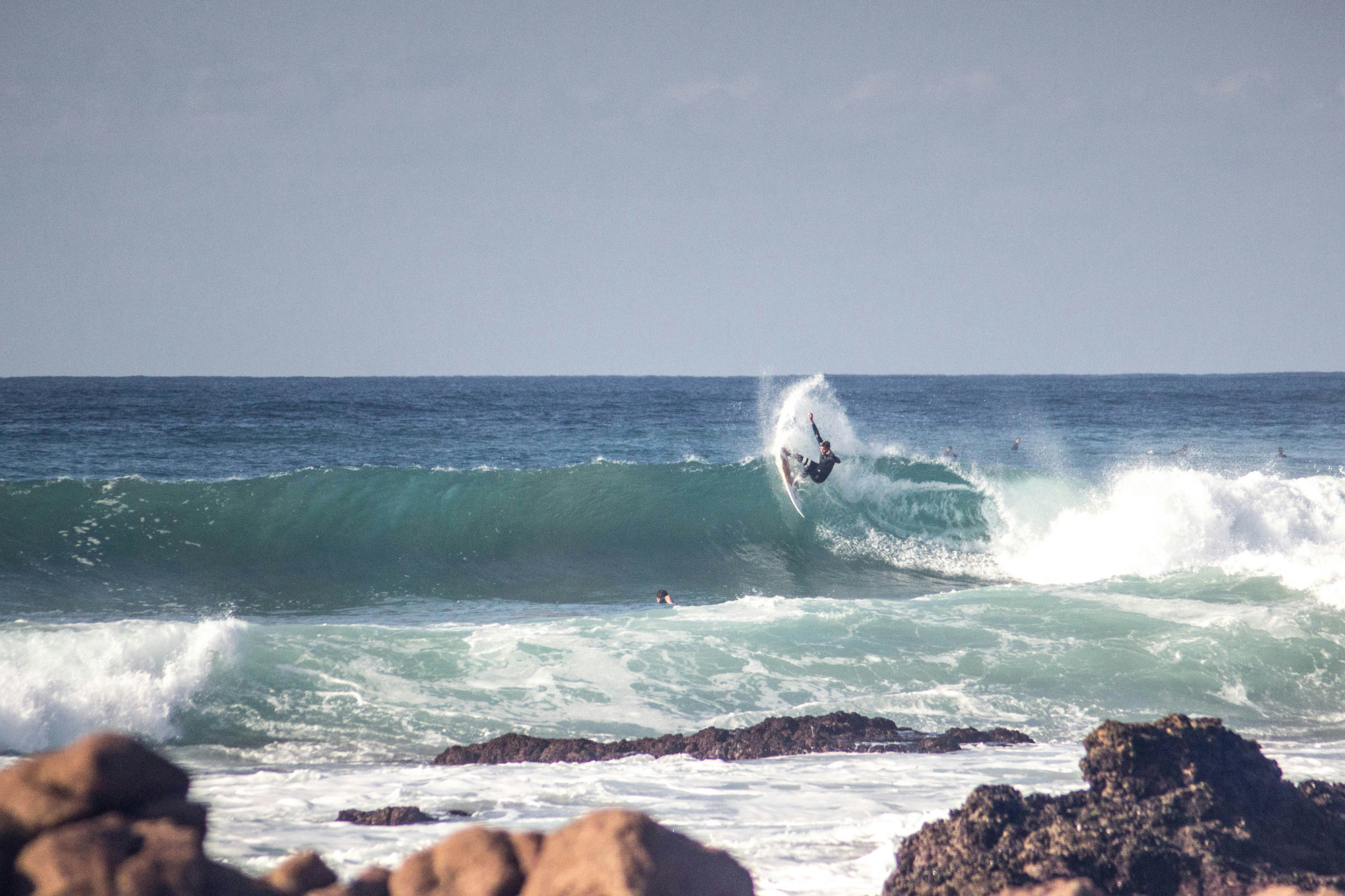 Surfer i bølger ud for Durban i Sydafrika. 