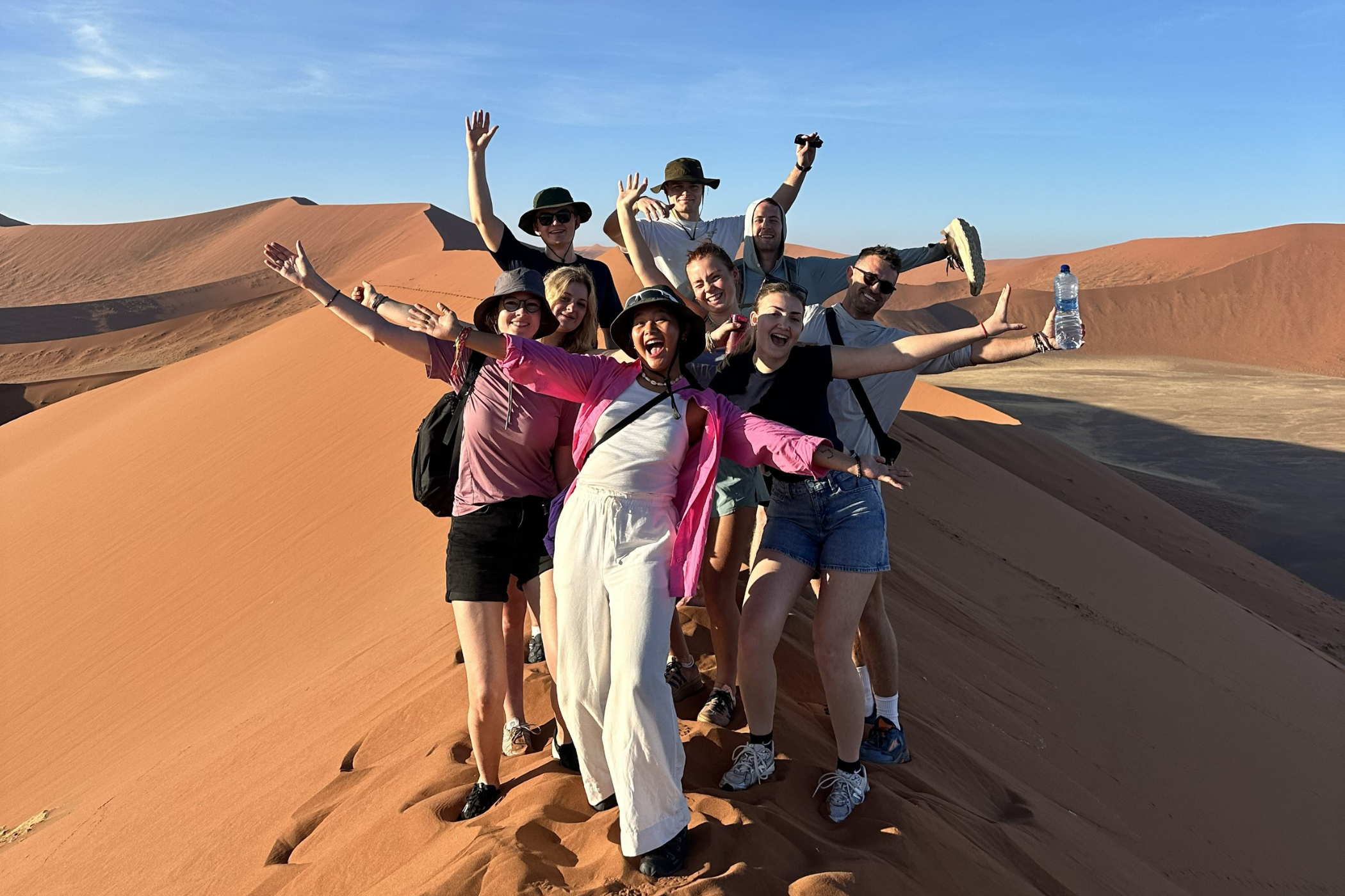 Gruppe Af Unge Rejsende I Namibia