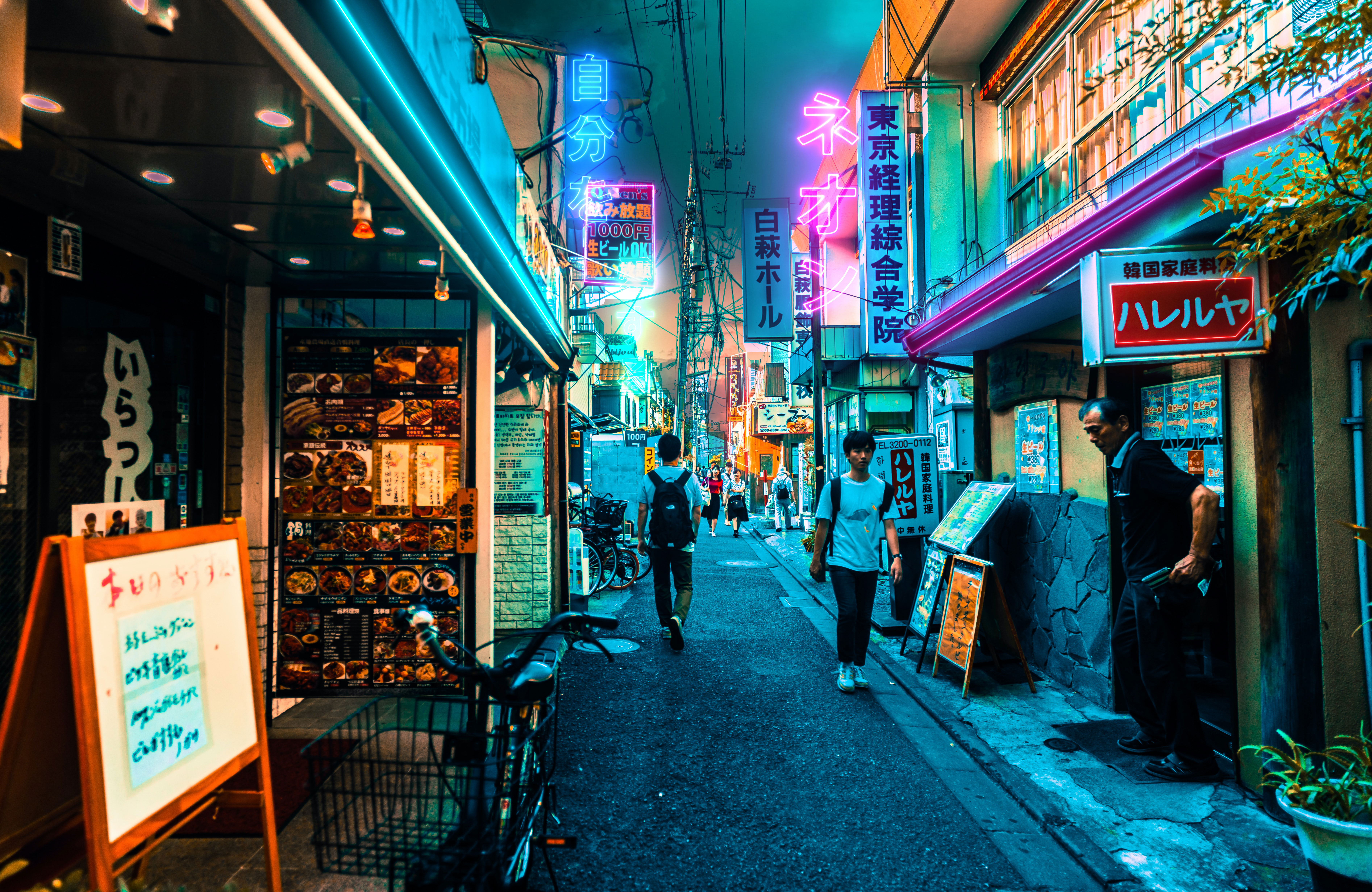 Natteliv og neonlys i downtown Tokyo