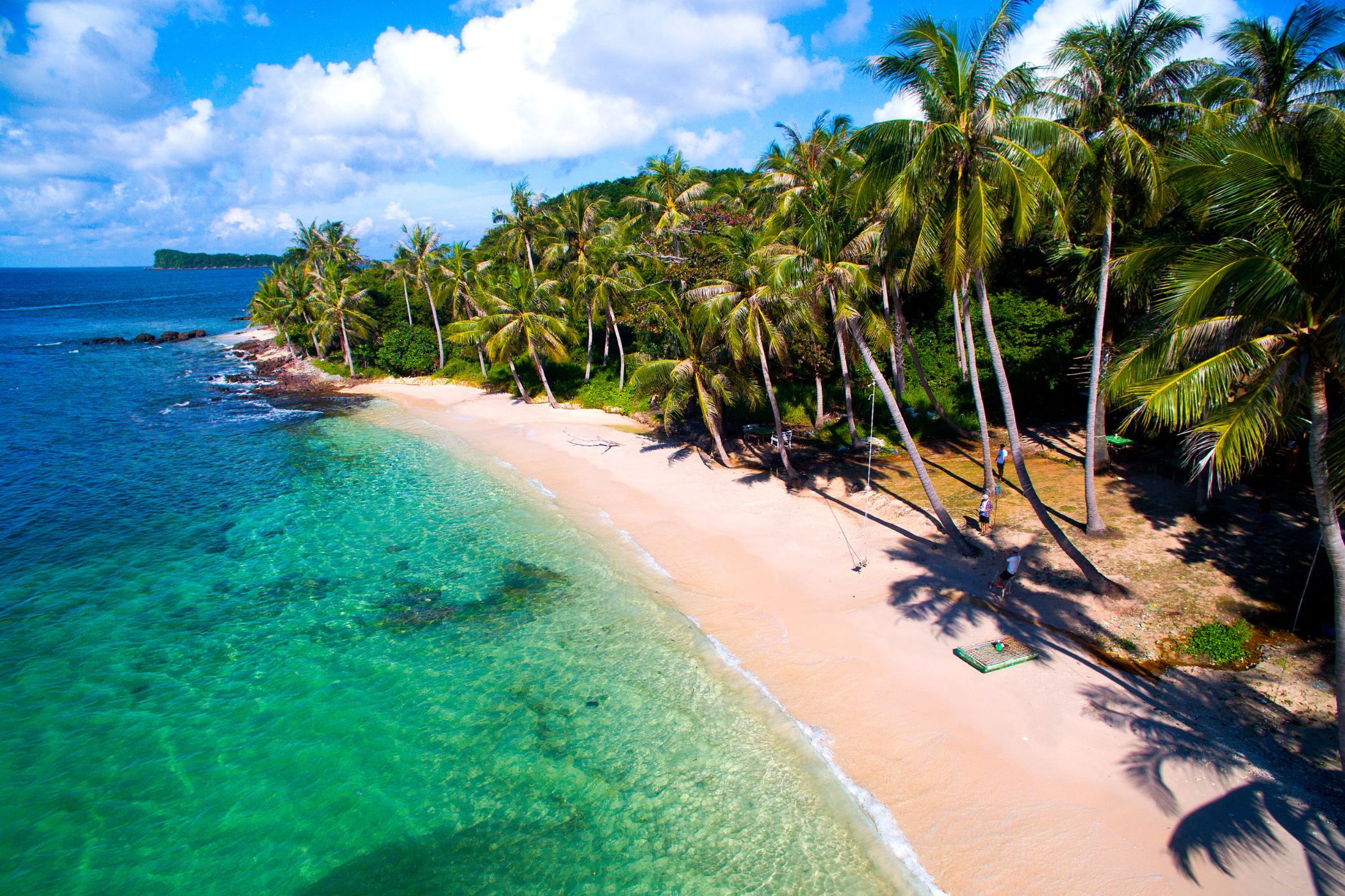 Dronebillede af en hvid sandstrand på Phu Qhoc i Vietnam