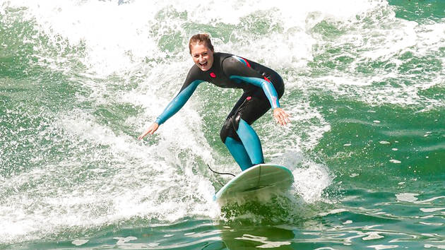 surfer-girl-portugal-1280-720px