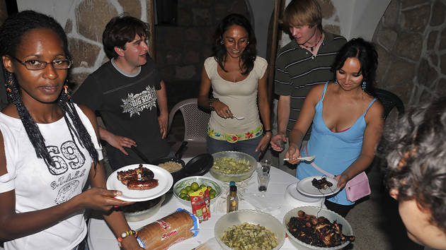 montanita-4-people-around-dinner-table