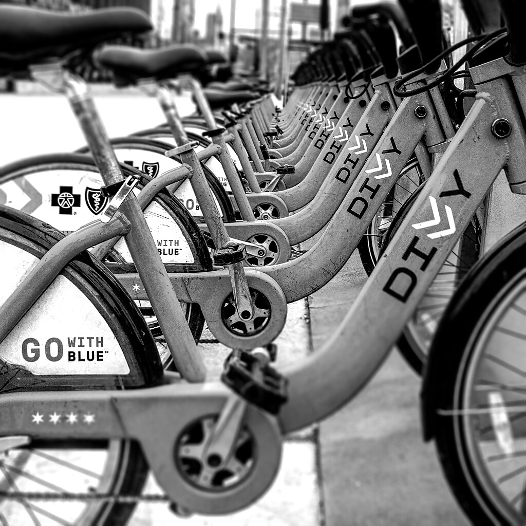 1630-city_tour_on_bike_-_stock