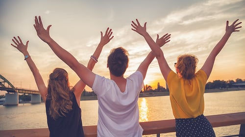 belgrade-friends-by-river-guide