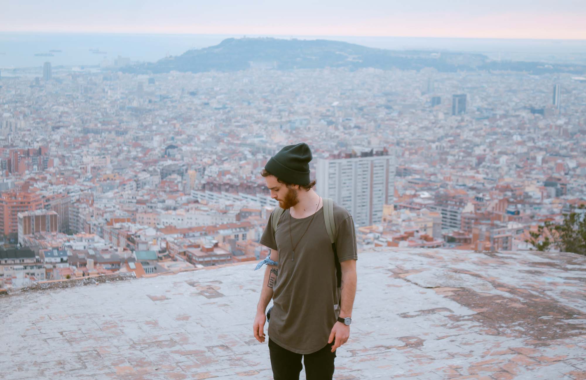 ung fyr på skolerejse i Barcelona