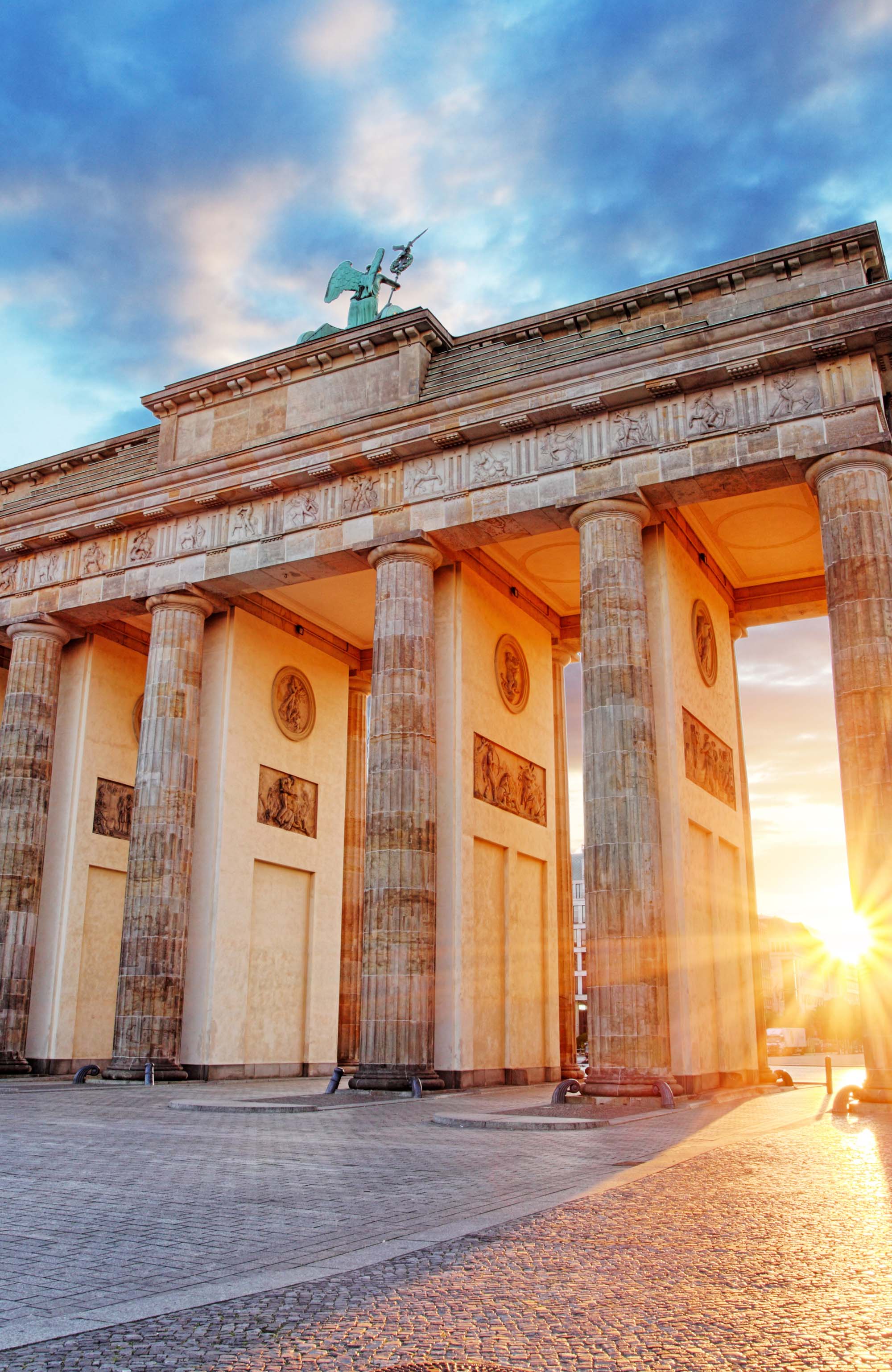 se brandenburger tor i solnedgang på grupperejsen til berlin