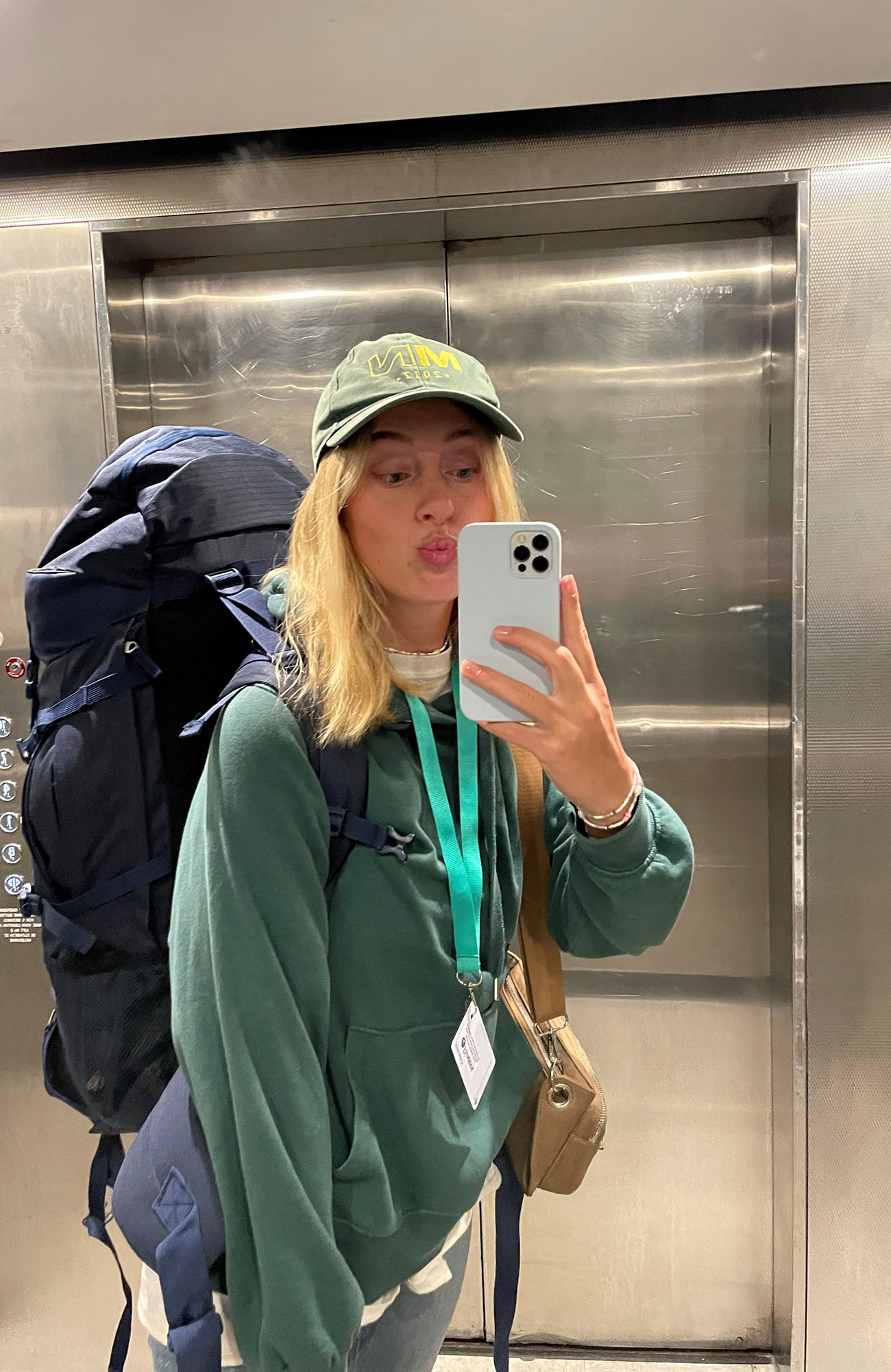 Pige med rygsæk, i en elevator