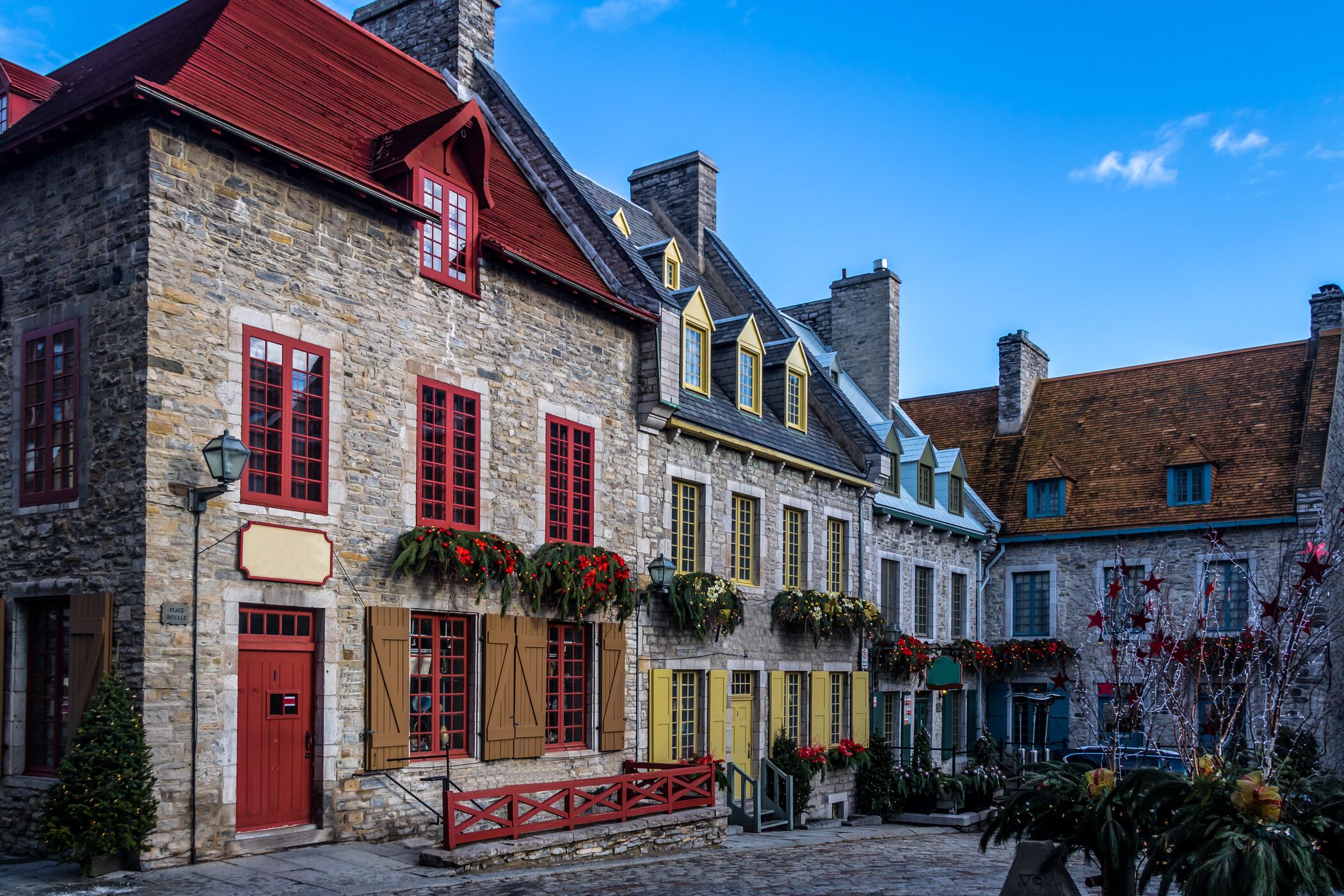 Gamle, hyggelige bygninger i Quebec City i Canada. 