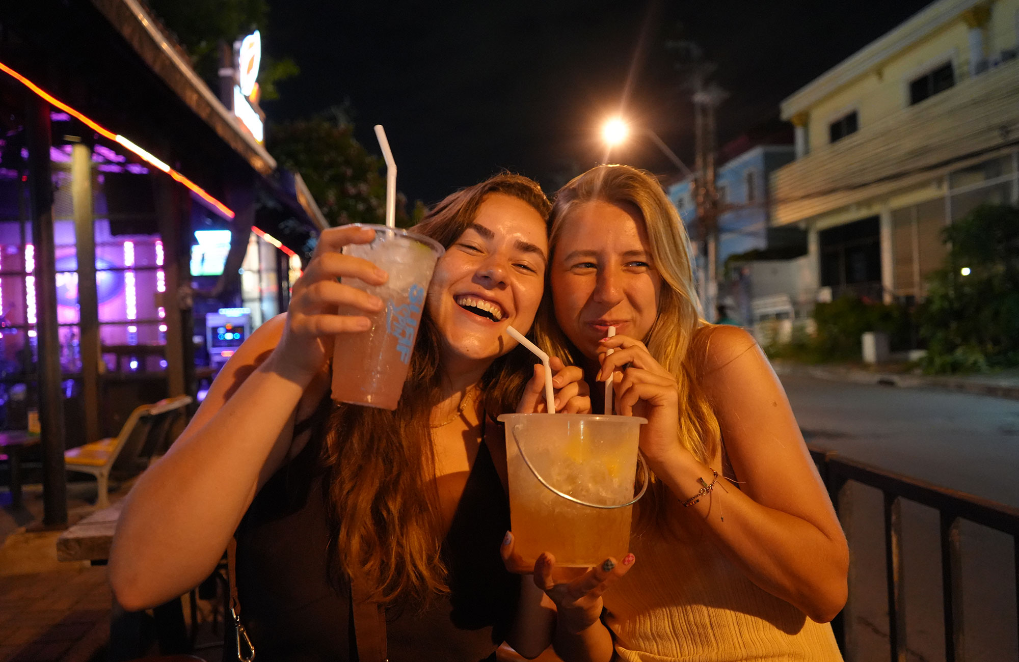 Solorejsende i Thailand på deres første backpacking rejse - KILROY 