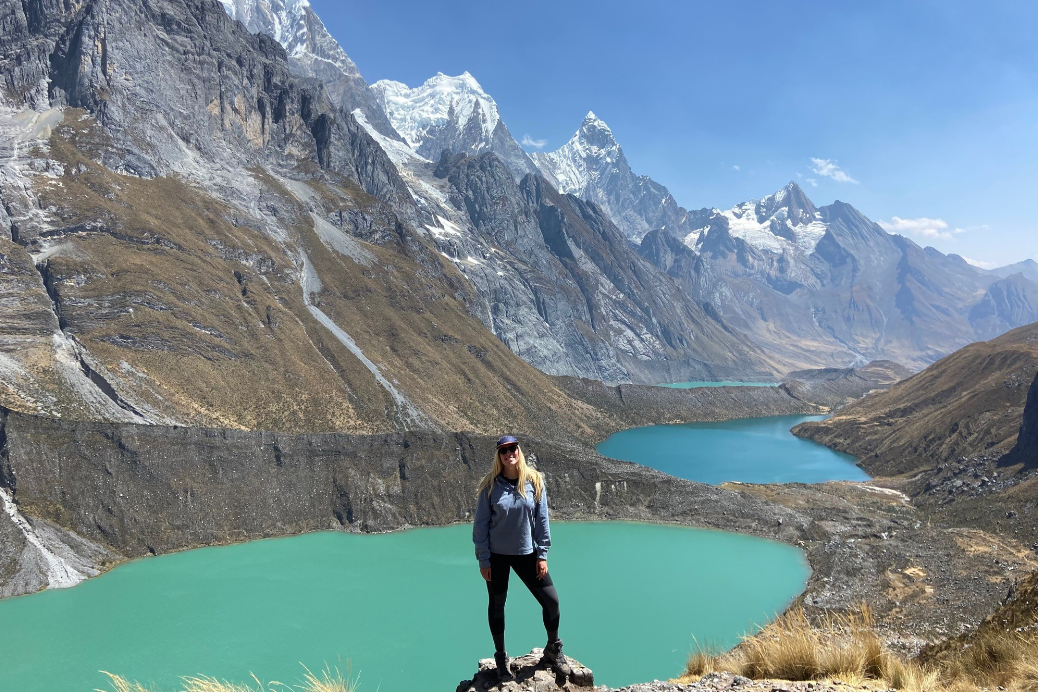 Rejsende ved turkis sø ved Huayhuash i Peru. 