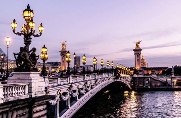 gå på en romantisk bro på jeres studietur til Paris
